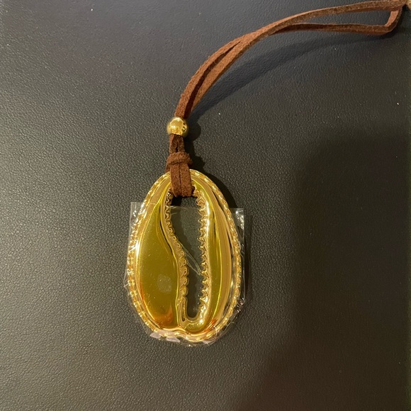 Stainless Steel 18K Gold-Plated Crab Claw Pendant Necklace | Elegant and Unique - Picture 3 of 4